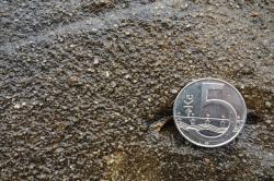 Detail povrchu kamenné koule. Foto: A. Uhlíř, říjen 2025.