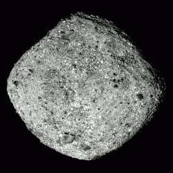 Detailní pohled na planetku Bennu pořízený sondou OSIRIS-REx (zdroj NASA).