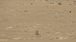 Dron Ingenuity na Marsu při svém testovacím letu (zdroj NASA).