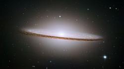 Co se galaktického snímkování týče, i zde byl takřka jasný vítěz. Je jím spirální galaxie Sobrero (dle Hubbleovy klasifikace galaxií typu SAa), zhruba poloviční velikosti Mléčné dráhy, jejíž světlo k nám putuje třicet milionů let, a nám se na obloze projektuje směrem do souhvězdí Panny. zdroj: http://www.spacetelescope.org/