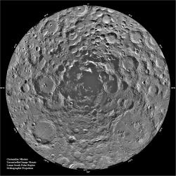 Jižní pól Měsíce z pohledu sondy Clementine (NASA).
