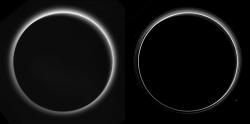 Tento snímek vznikl při zákrytu Slunce Plutem. trpasličí planeta je tu osvětlena z pravé horní strany, přičemž severní pól je nahoře. S minulých týdnech jsme sice viděli podobný snímek, ale tento už je nekomprimovaný, takže má mnohem vyšší kvalitu a vědci z něj mohou vyčíst více informací. Snímek nalevo byl na Zemi zpracován jen minimálně, naopak pravá verze prošla úpravami, kteér měly lépe ukázat vrstevnatost atmosféry. Na levém snímku je vidět, jak jsou krajní oblasti trpasličí planety osvětlené rozptýleným světlem. Zdroj: http://www.nasa.gov/