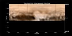 Mapa povrchu Pluta uveřejněná úřadem NASA 7.7., tedy přesně týden před největším  přiblížením. Dává nám možnost porovnat velikosti po obvodu tělesa. Tmavá chybějící část směrem dolů od rovníku jsou místa odvrácené polokoule, kam zatím kamery sondy nemůžou vidět.  Mapa byla vytvořena na základě dat, nasnímaných zařízením LORRI od 27.6. do 3.7.2015.  Kredit: NASA/Johns Hopkins University Applied Physics Laboratory/Southwest Research Institute