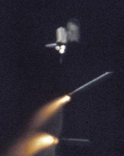 Oddělení bočních urychlovacích stupňů SRB amerického raketoplánu (zdroj NASA).