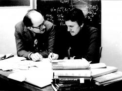 Otokar Dragoun v roce 1977 se svým tehdejším studentem Aloisem Kovalíkem, který je nyní také významným pracovníkem v spektrometrii elektronů a zástupce ředitele laboratoře v SÚJV Dubna (zdroj ÚJF AV ČR)