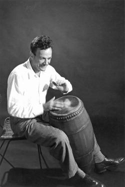 Richard Feynman a jeho bubny (zdroj CALTECH).