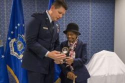 Gladys West přebírá od generála D. T. Thompsona ocenění při příležitosti jejího uvedení do Síně slávy. Zdroj: https://www.xyht.com/