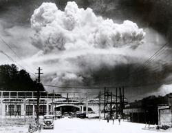 Je třeba, aby se neopakovaly události v Hirošimě a Nagasaki, na fotografii je atomový hřib nad Nagasaki (zdroj atomicarchive.com) Je třeba, aby se neopakovaly události v Hirošimě a Nagasaki, na fotografii je atomový hřib nad Nagasaki (zdroj atomicarchive.com)
