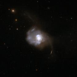 Nejbližší známý kvasar Markarian 231 na snímku Hubbleova teleskopu. Zdroj: https://upload.wikimedia.org/