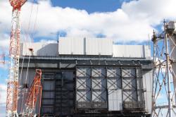 Velké segmenty umisťované na novém horním krytu prvního bloku (zdroj TEPCO) Velké segmenty umisťované na novém horním krytu prvního bloku (zdroj TEPCO)