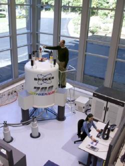 Súčasný NMR spektrometer je zariadenie, ktoré sa nezmestí do každého laboratória, ale…   Kredit: Mike25, volné dílo.