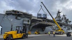 Nakládání 3D tiskárny na palubu USS Essex. Kredit: US Navy / Ace Rheaume.