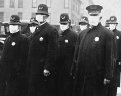 Policie v pandemickém Seattlu, prosinec 1918. Kredit: Wikimedia Commons, public domain.