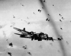 Boeing B-17G Flying Fortress prolétá flakem nad oblastí cíle. Kredit:USAF / Wikimedia Commons.