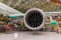 Prototyp 777X s motorem GE9X. Kredit: Boeing.