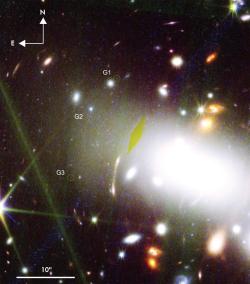 Zkombinovaný obraz kupy galaxií RX J2129 ze snímků Webbova teleskopu a Hubblova dalekohledu. Kroužky G1, G2 a G3 jsou vyznačeny tři zobrazení galaxie s rudým posuvem z = 9,51 (zdroj NASA).