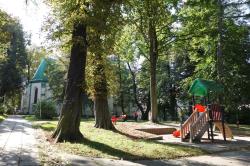 Kostel Świętej Trójcy a park Świętej Trójcy v Cieszyně, do roku 1883 hřbitov, na kterém byl pohřben Ludwig Hohenegger. Foto: A. Uhlíř, září 2020.