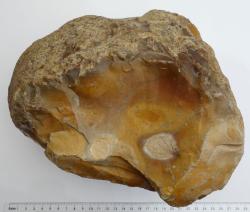 Baltský paleocenní pazourek. Váha 7 kg. Nalezen na staveništi v Ostravě, kde byl přivezen z  pískovny v Závadě. Foto A. Uhlíř, 2022.