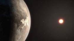 Exoplaneta Ross 128b je zatím nejslibnějším kandidátem na obyvatelný svět v blízkosti Slunce (zdroj ESO, M. Kornmesser).