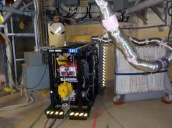 Příprava stroje na vrtání děr pro průchod robota do systému potrubí, která ho přivedou dovnitř kontejnmentu druhého bloku (zdroj TEPCO).