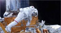 Servisní mise k Hubbleovu teleskopu byly velmi náročné. Zdroj: https://static01.nyt.com/