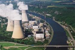 Velkou část nízkoemisní elektřiny v  Belgii produkují jaderné bloky. Na fotografii je elektrárna Tihange. (Zdroj Electrabel).