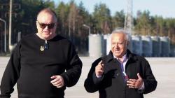 Představitelé firem Energoatm a Holtec na pozadí kontejnerů v meziskladu vyhořelého paliva v zakázané zóně v Černobylu (zdroj Energoatom)