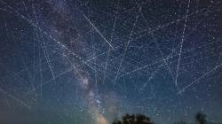 Třicetiminutová expozice dobře ukazuje, kolik je za tak krátkou dobu vidět stop po družicích. Zdroj: https://i.pcmag.com/