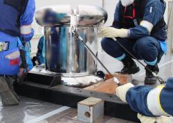 V dubnu 2025 proběhl druhý odběr vzorku zničené aktivní zóny u druhého bloku, Kontejner využitý pro přepravu získaného vzorku (zdroj TEPCO).