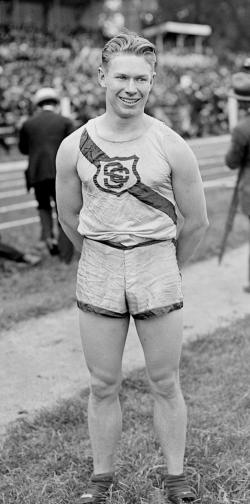 Charles Paddock v době své největší slávy. Tento americký sprinter dokázal zvítězit na Olympijských hrách v Antverpách v roce 1920 a byl také držitelem prestižního světového rekordu v běhu na 100 metrů časem 10,4 sekundy. Kredit: Wikipedie (volné dílo)