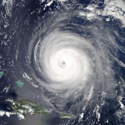 Hurikán 5. kategorie Isabel severně od Portorika. Termín hurikán se používá pro tropické cyklóny v Atlantiku a severním Pacifiku. V Indii jim říkají cyklón, jihovýchodní Asie používá termín tajfun. Kredit: volné dílo.
