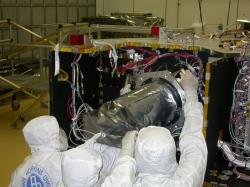 Instalace LORRI na sondě New Horizons. Kredit: NASA.