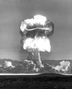 Jeden z jaderných testů operace Teapot („MET“, který předcházel zmíněným testům „Apple 2“ a „Zucchini“). K odpálení došlo 15. dubna 1955. Kredit: National Nuclear Security Administration/Nevada Site Office; Wikipedie (volné dílo)