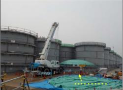 Rozebírání starých nádrží (zdroj TEPCO).