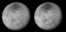 Porovnání komprimovaného snímku Charonu (vpravo), který jsme spatřili 15. července a nekomprimovaného (vlevo), který dorazil před pár hodinami. Rozdíl v ostrosti a detailech je vidět na první pohled.  Zdroj: http://www.nasa.gov/  Koláž: Autor