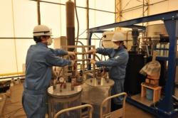 Práce na testech nové francouzské metody čištění nashromážděného radioaktivního odpadu ve Fukušimě (zdroj J-L Sida/CEA).