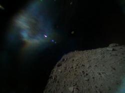 Snímek pořízený přistávacím modulem MINERVA II-1B dne 22 září 2018 těsně před jeho vysazením na povrch planetky Ryugu (zdroj JAXA).