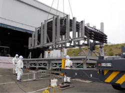 Segmenty rozebraných nádrží jsou přepravovány k rozřezání (zdroj TEPCO).