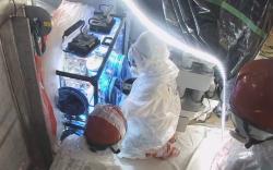 Práce při druhém odběru vzorků koria z druhého bloku (zdroj TEPCO) Práce při druhém odběru vzorků koria z druhého bloku (zdroj TEPCO)