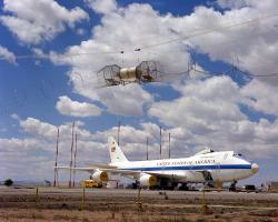 Simulator EMP pulzů HAGII-C, při testech s letounem Boeing E-4 (1979). Kredit: US Air Force.