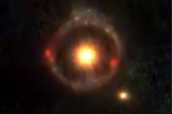Velmi hmotná galaxie JWST-ER1, která vlivem čočkování vytváří tzv. Einsteinův prstenec (zdroj Van Dokkum et al, Nature Astronomy 8, 119-125, 2024)