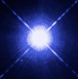 Nejbližší bílý trpaslík je u hvězdy Sírius. Ztrácí se tak v záři této hvězdy a jeho zobrazení je tak výzvou. Fotografie byla pořízena Hubbleovým teleskopem (zdroj NASA).