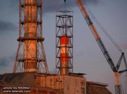 9Instalace nového ventilačního zařízení u sarkofágu čtvrtého bloku jaderné elektrárny Černobyl 22. listopadu 2011 (zdroj Jevgen "KRANZ" Gončarenko na serveru www.lplaces.com).