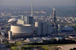Nová moderní černouhelná elektrárna Moorburg, která v  Hamburku nahradila jaderný zdroj (zdroj Wikimedie, Ajepbah).