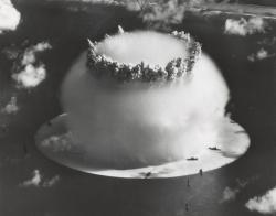 Svítit laserovým ukazovátkem proti atomové bombě je samozřejmě nesmysl. Na obrázku z Atolu Bikini je ale na okraji dobře vidět kondenzační mlhu. Ta vzniká krátce poté, co tudy prošla rázová vlna. Kam už rázová vlna ve skutečnosti dorazila, ukazuje ten bílý kruh na vodě. Kredit: US Army.