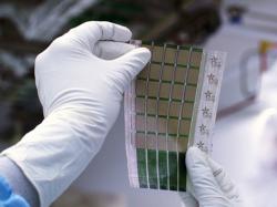 Výzkumníci z MIT vyvinuli škálovatelný způsob výroby ultratenkých, lehkých a ohebných solárních článků, které mohou být nalepeny na mnohé typy povrchů. Kredit: Melanie Gonick, MIT