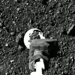 OSIRIS-REx sbírá vzorek z asteroidu. Kredit: NASA.