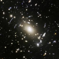 Kupa galaxií Abell S1063 na snímku Hubbleova teleskopu. Kredit: NASA, ESA & J. Lotz (STScI).