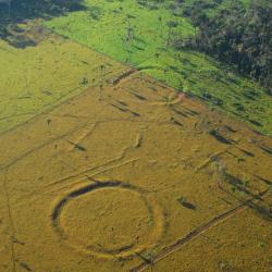 Záhadné geoglyfy. Kredit: J. Watling.