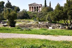 Ruiny chrámu Apollóna Otců a nad nimi Héfaistův chrám. Kredit: George E. Koronaios, Wikimedia Commons. Licence CC 1. 0.